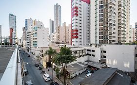 Em Frente ao Shopping Atlântico! Ampla Sacada, Garagem e Ar condicionado!